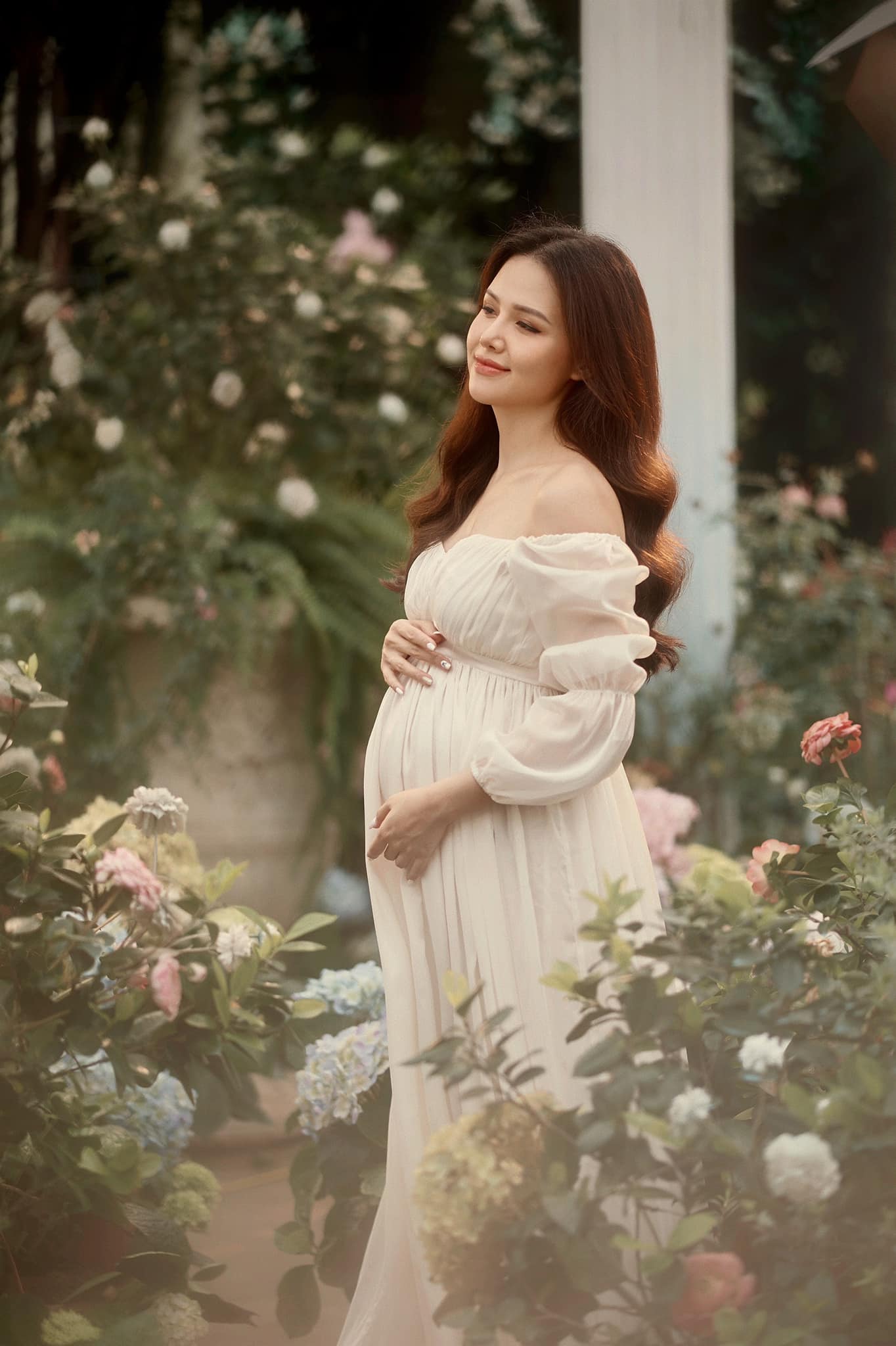 Phanh Lee đã mang tháng thứ 6 nhưng chẳng mấy ai nhận ra, bí quyết nằm ở loạt outfit giấu dáng này - Ảnh 1