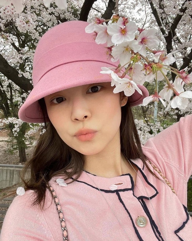 Jennie (Blackpink) diện gì hot nấy, nói đâu xa chiếc cardigan này là minh chứng - Ảnh 2 Jennie (Blackpink) diện gì hot nấy, nói đâu xa chiếc cardigan này là minh chứng - Ảnh 2