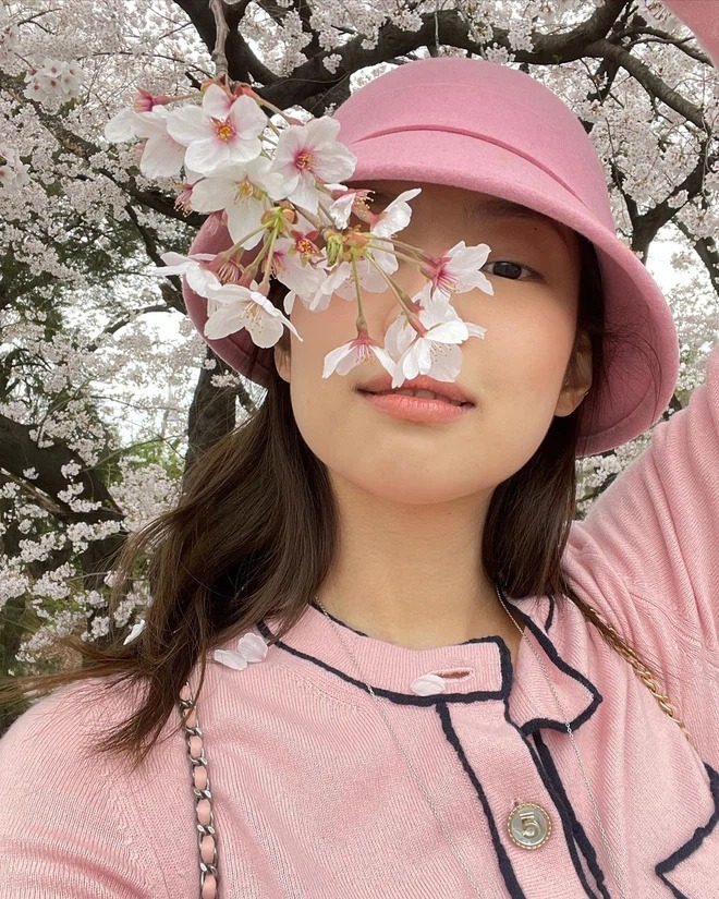 Jennie (Blackpink) diện gì hot nấy, nói đâu xa chiếc cardigan này là minh chứng - Ảnh 3 Jennie (Blackpink) diện gì hot nấy, nói đâu xa chiếc cardigan này là minh chứng - Ảnh 3