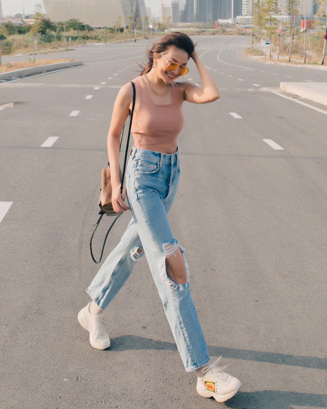 Học Thanh Hằng, chị em có ngay loạt outfit mùa Hè xinh ngất ngây - Ảnh 4 Học Thanh Hằng, chị em có ngay loạt outfit mùa Hè xinh ngất ngây - Ảnh 4
