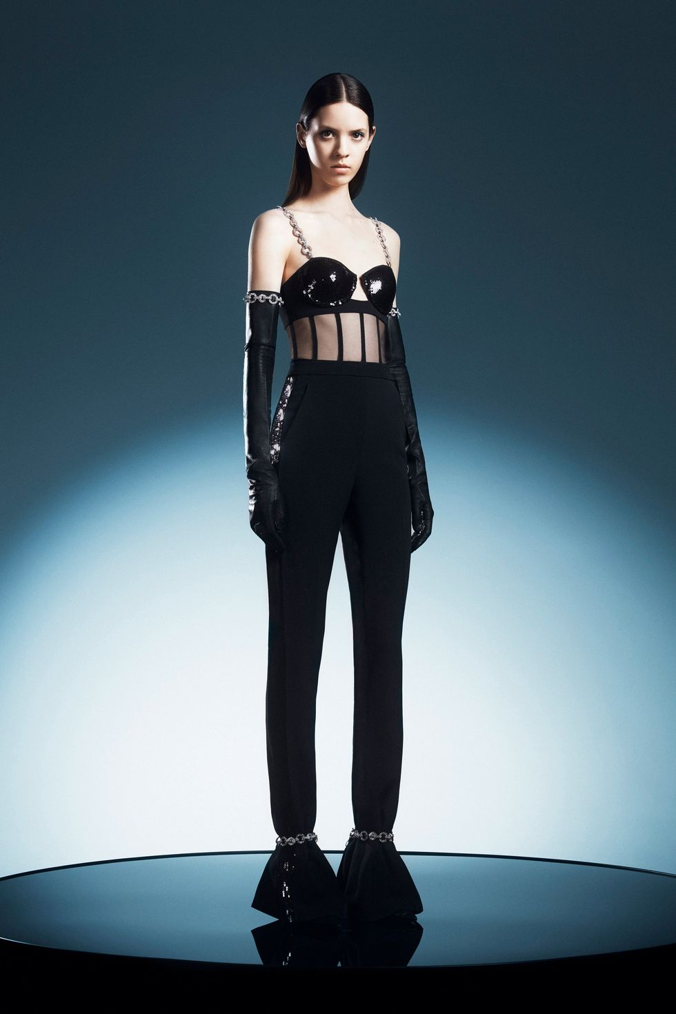 Găng tay 'lên ngôi' trở thành món đồ hot nhất tại các sàn diễn thời trang - Ảnh 3