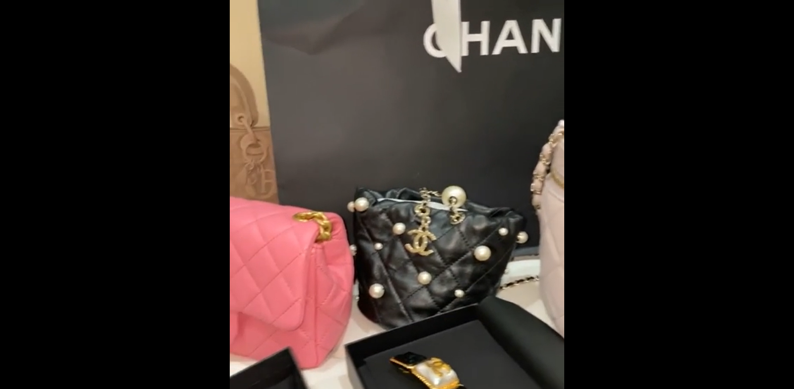 Sướng như ái nữ nhà Cardi B: Mới 3 tuổi đã được mẹ sắm cho cả núi đồ hiệu, trang sức đếm 3 ngày không hết - Ảnh 2 Sướng như ái nữ nhà Cardi B: Mới 3 tuổi đã được mẹ sắm cho cả núi đồ hiệu, trang sức đếm 3 ngày không hết - Ảnh 2