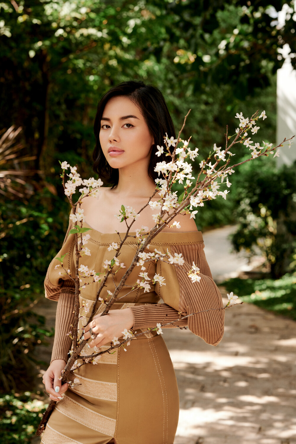 'Cô em Trendy' Khánh Linh xinh tựa nữ thần trong trang phục tái chế - Ảnh 2