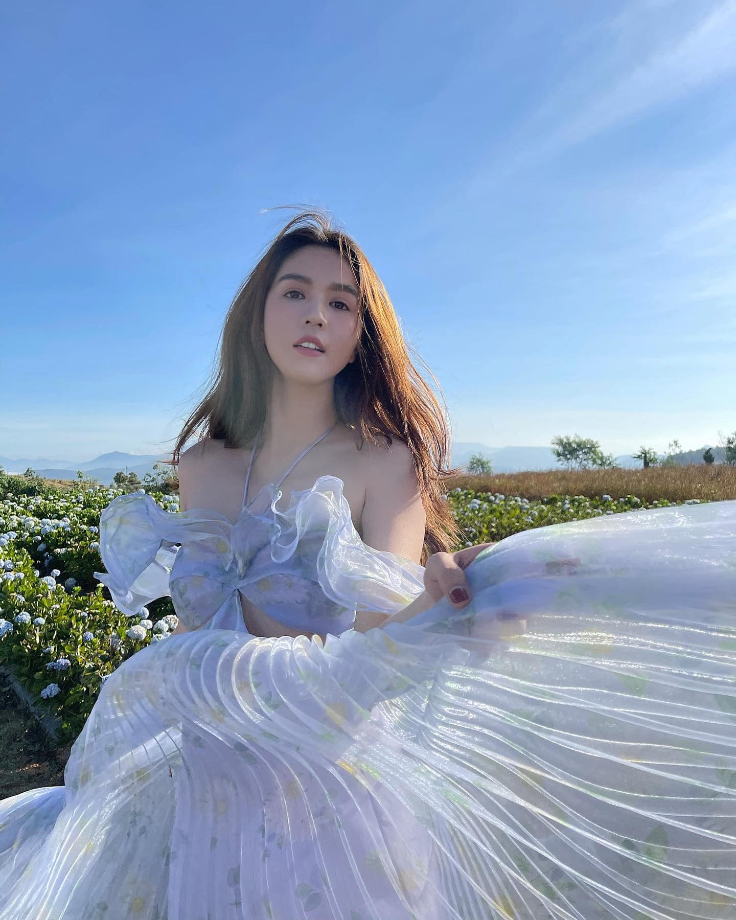 Ngọc Trinh diện váy xẻ cao, khoe vòng 1 'tràn viền'  - Ảnh 7