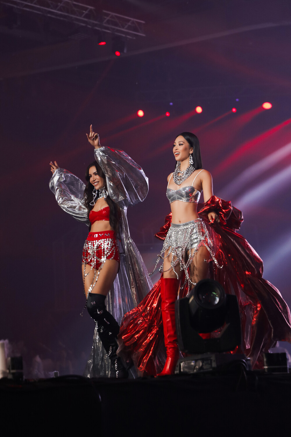 Tiểu Vy, Kiều Loan diện trang phục 'đốt mắt', đọ dáng cùng Minh Tú tại Rap Việt All-Star - Ảnh 6 Tiểu Vy, Kiều Loan diện trang phục 'đốt mắt', đọ dáng cùng Minh Tú tại Rap Việt All-Star - Ảnh 6