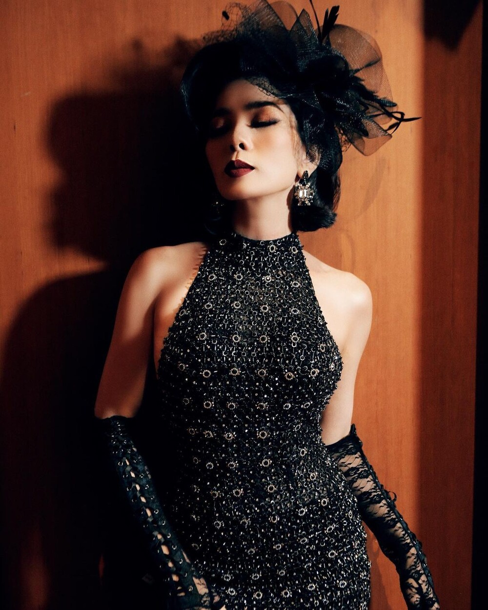 Lệ Quyên thay liên tục 6 bộ váy trong liveshow riêng, fan mê mẩn với tấm lưng trần quyễn rũ - Ảnh 1