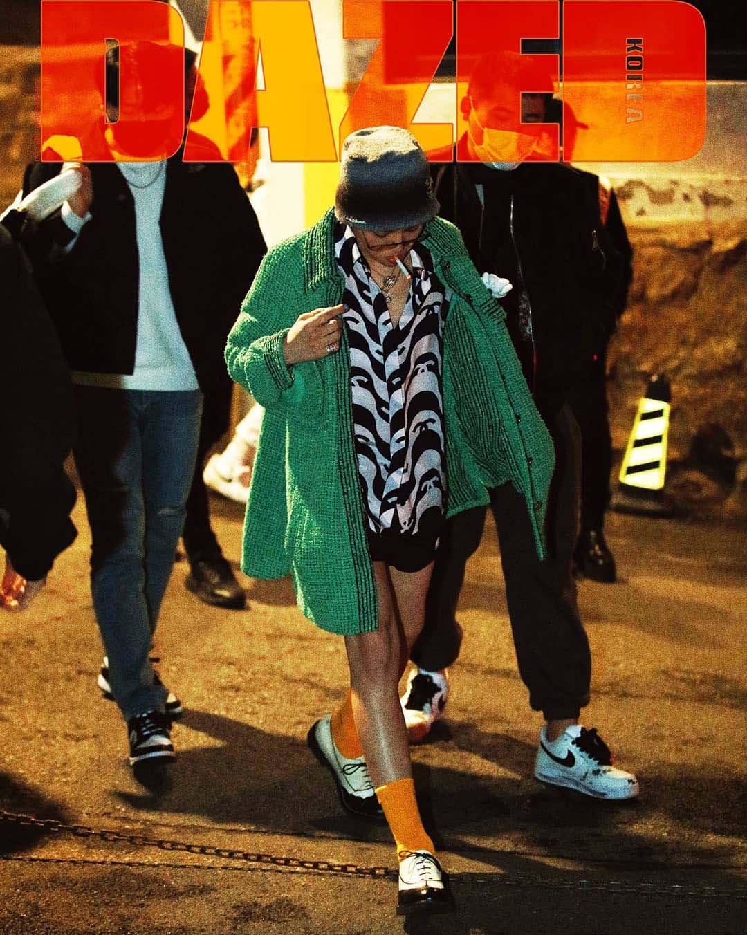 Sao Nam tuần qua mặc gì: Soobin Hoàng Sơn bụi bặm, G-Dragon tinh quái hết nấc - Ảnh 5 Sao Nam tuần qua mặc gì: Soobin Hoàng Sơn bụi bặm, G-Dragon tinh quái hết nấc - Ảnh 5
