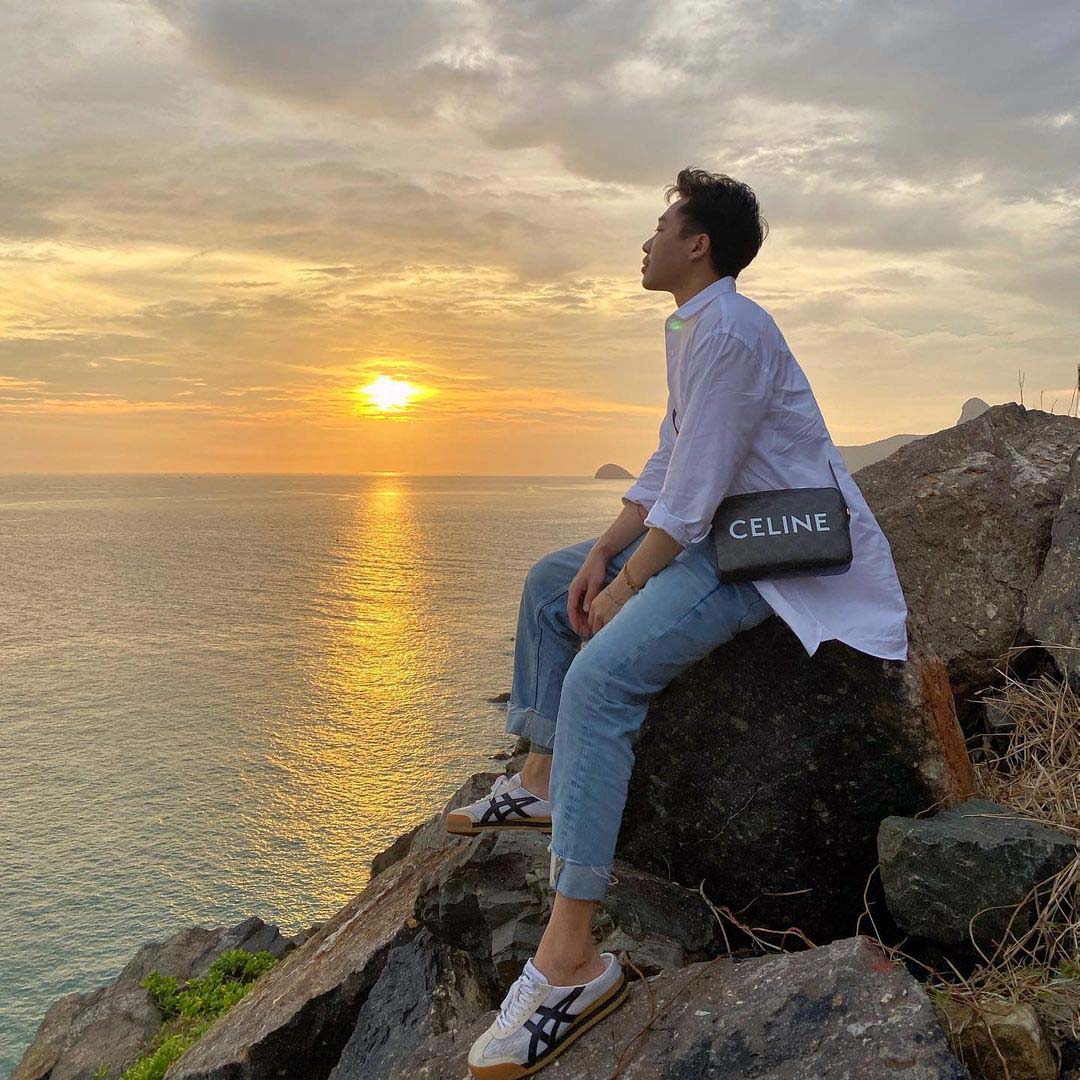 Sao Nam tuần qua mặc gì: Soobin Hoàng Sơn bụi bặm, G-Dragon tinh quái hết nấc - Ảnh 2 Sao Nam tuần qua mặc gì: Soobin Hoàng Sơn bụi bặm, G-Dragon tinh quái hết nấc - Ảnh 2