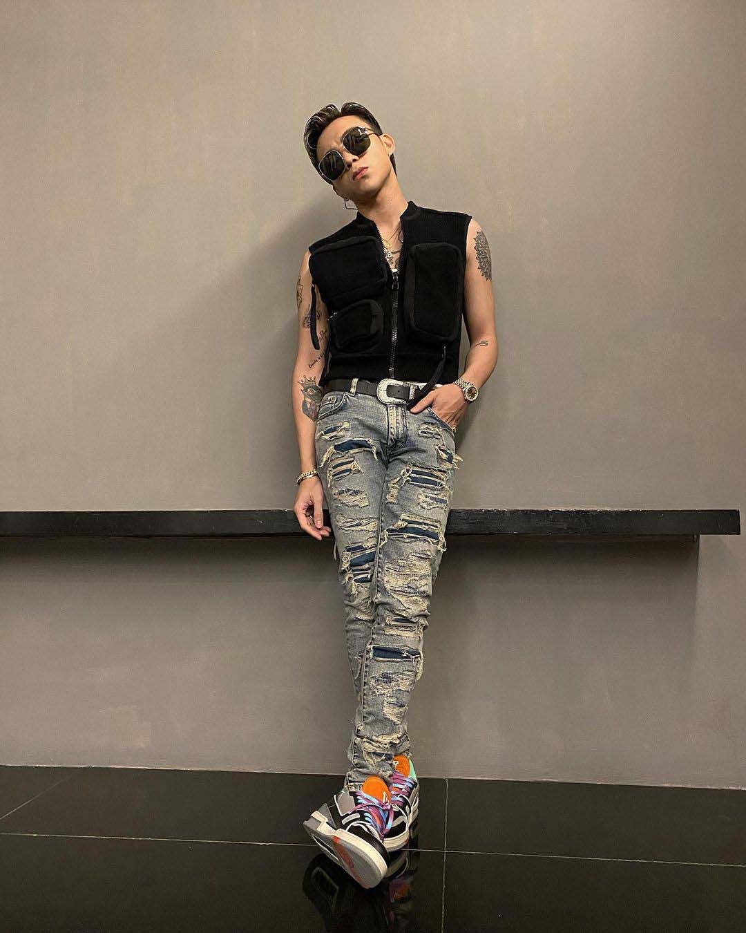 Sao Nam tuần qua mặc gì: Soobin Hoàng Sơn bụi bặm, G-Dragon tinh quái hết nấc - Ảnh 1 Sao Nam tuần qua mặc gì: Soobin Hoàng Sơn bụi bặm, G-Dragon tinh quái hết nấc - Ảnh 1
