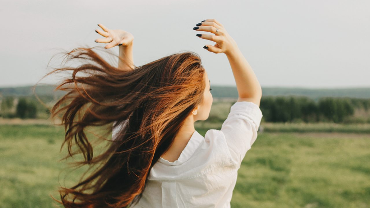 Những lí do bạn nên thay thế dầu dừa thành nước dừa khi dưỡng tóc - Ảnh 3