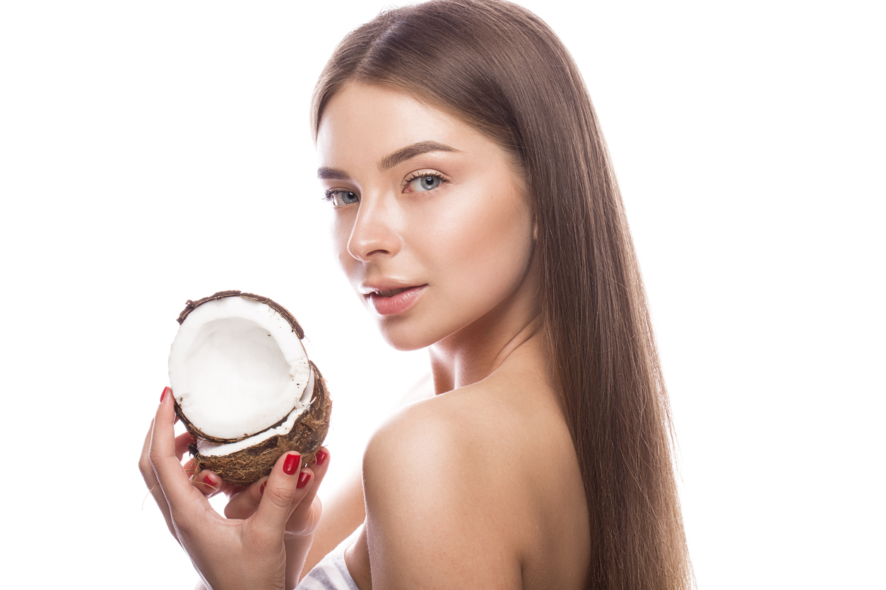 Những lí do bạn nên thay thế dầu dừa thành nước dừa khi dưỡng tóc - Ảnh 1