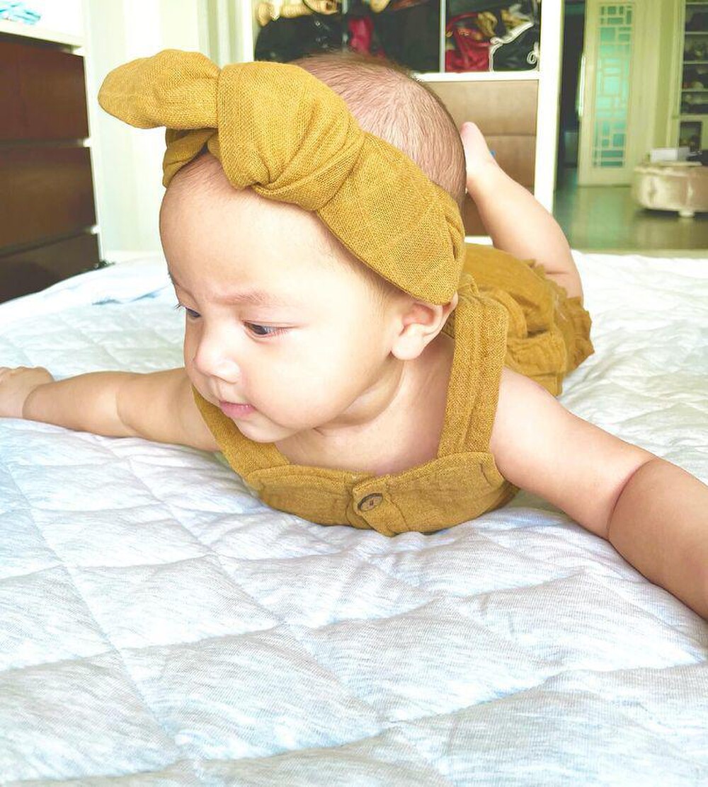 Khi mẹ 'bỉm sữa' Hà Hồ chăm chút cho con: Leon - Lisa ăn diện đồng điệu, xinh xắn tựa thiên thần - Ảnh 2