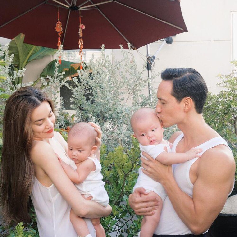 Khi mẹ 'bỉm sữa' Hà Hồ chăm chút cho con: Leon - Lisa ăn diện đồng điệu, xinh xắn tựa thiên thần - Ảnh 6