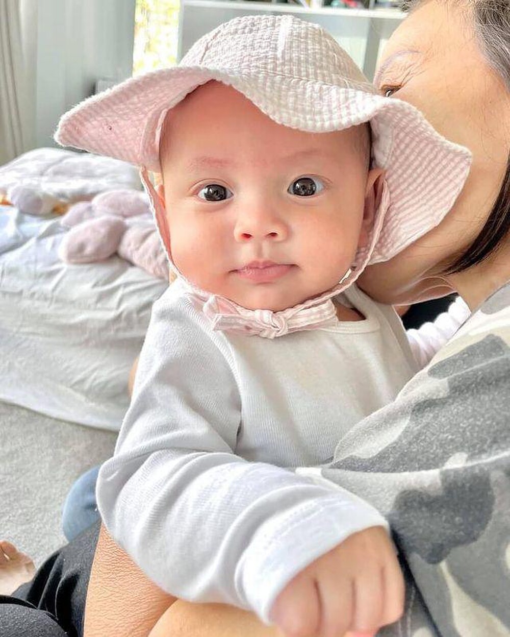 Khi mẹ 'bỉm sữa' Hà Hồ chăm chút cho con: Leon - Lisa ăn diện đồng điệu, xinh xắn tựa thiên thần - Ảnh 7