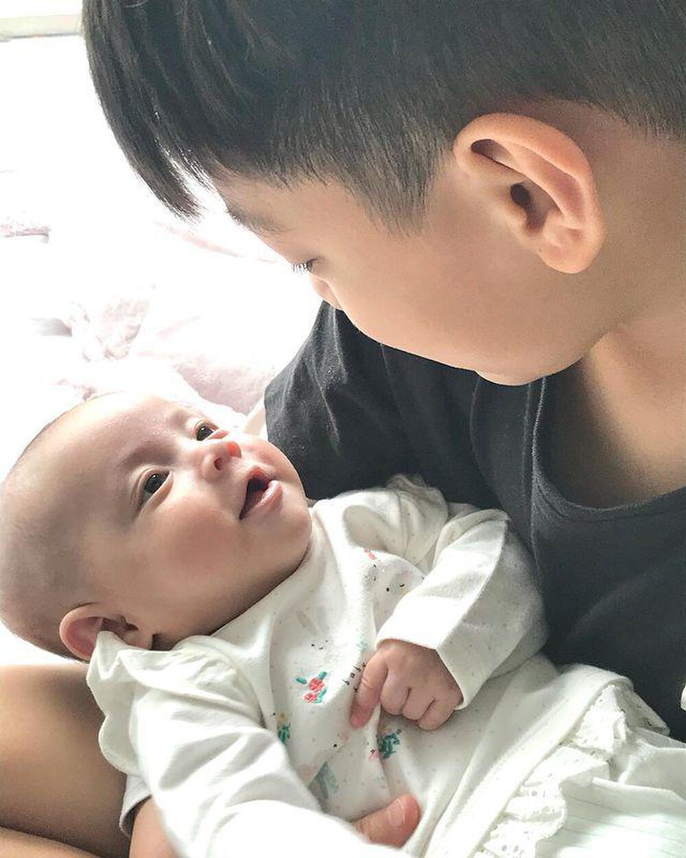 Khi mẹ 'bỉm sữa' Hà Hồ chăm chút cho con: Leon - Lisa ăn diện đồng điệu, xinh xắn tựa thiên thần - Ảnh 9