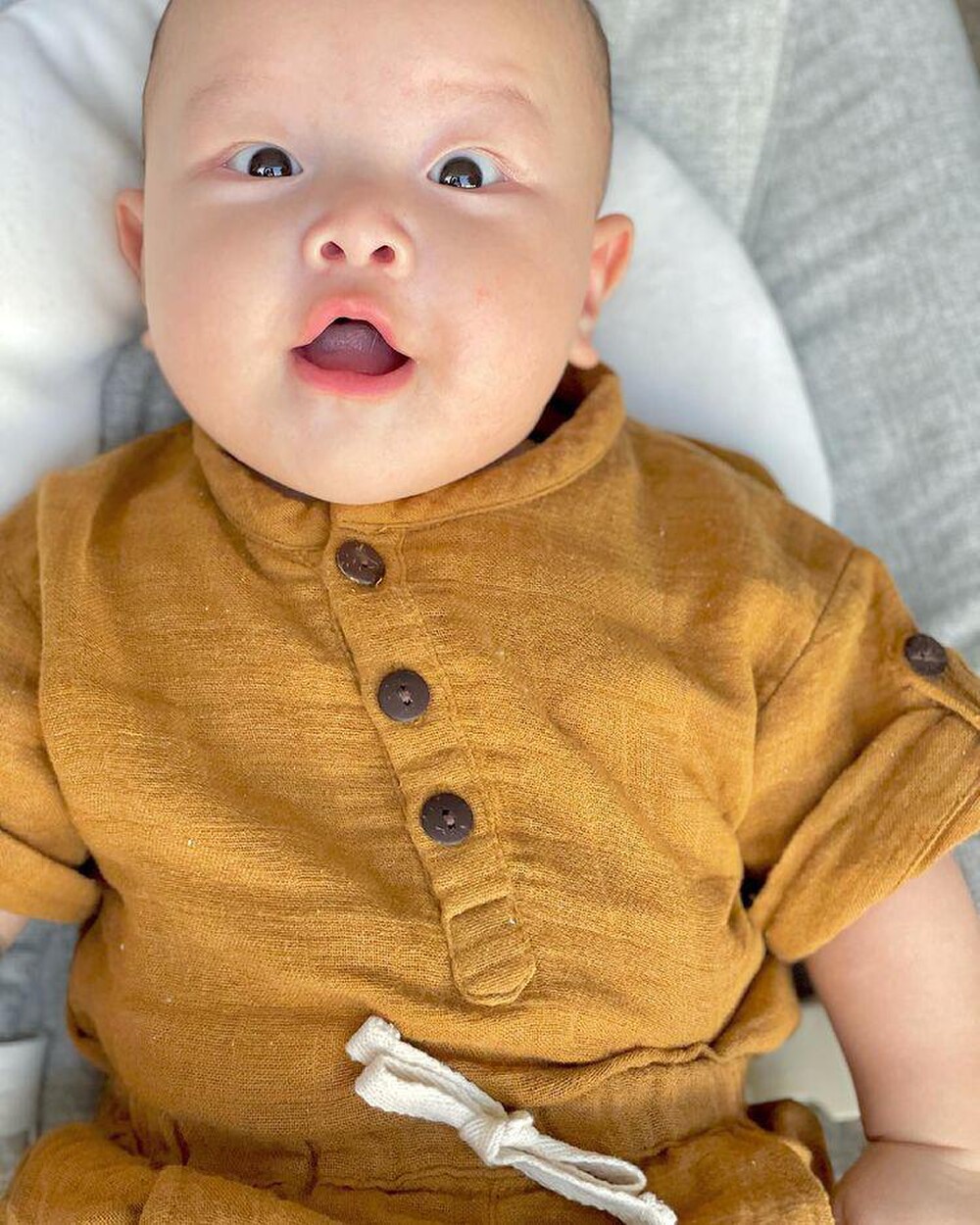 Khi mẹ 'bỉm sữa' Hà Hồ chăm chút cho con: Leon - Lisa ăn diện đồng điệu, xinh xắn tựa thiên thần - Ảnh 3