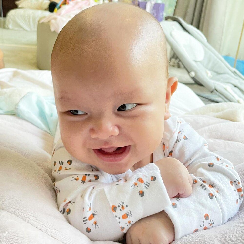 Khi mẹ 'bỉm sữa' Hà Hồ chăm chút cho con: Leon - Lisa ăn diện đồng điệu, xinh xắn tựa thiên thần - Ảnh 10