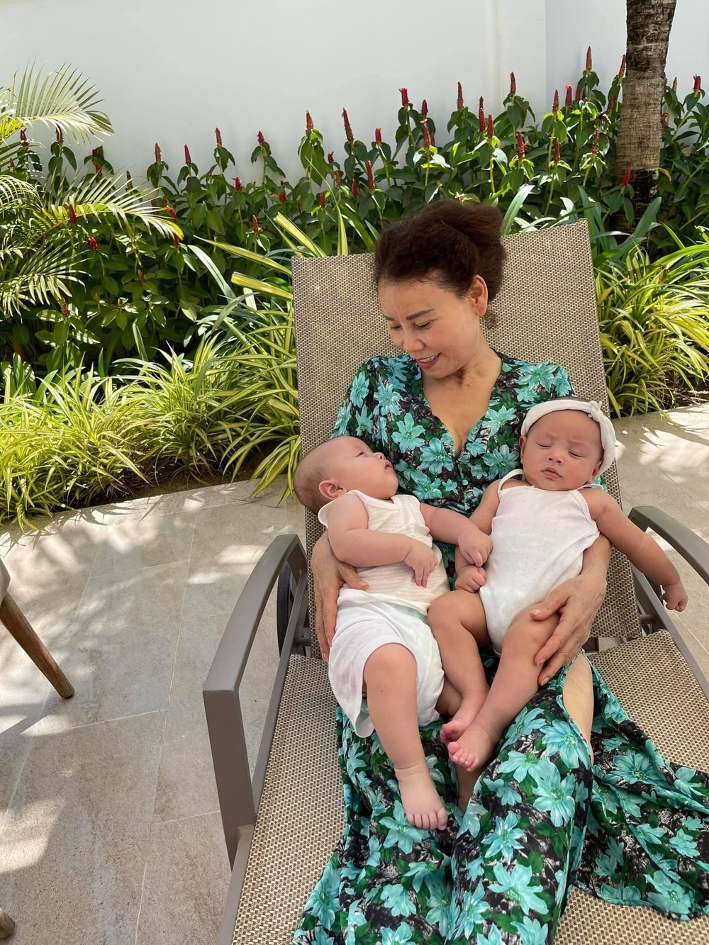 Khi mẹ 'bỉm sữa' Hà Hồ chăm chút cho con: Leon - Lisa ăn diện đồng điệu, xinh xắn tựa thiên thần - Ảnh 5