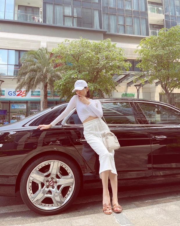 Lệ Quyên đúng chuẩn 'dân chơi hệ đồ hiệu': Trang phục màu nào, túi xách màu nấy - Ảnh 4 Lệ Quyên đúng chuẩn 'dân chơi hệ đồ hiệu': Trang phục màu nào, túi xách màu nấy - Ảnh 4