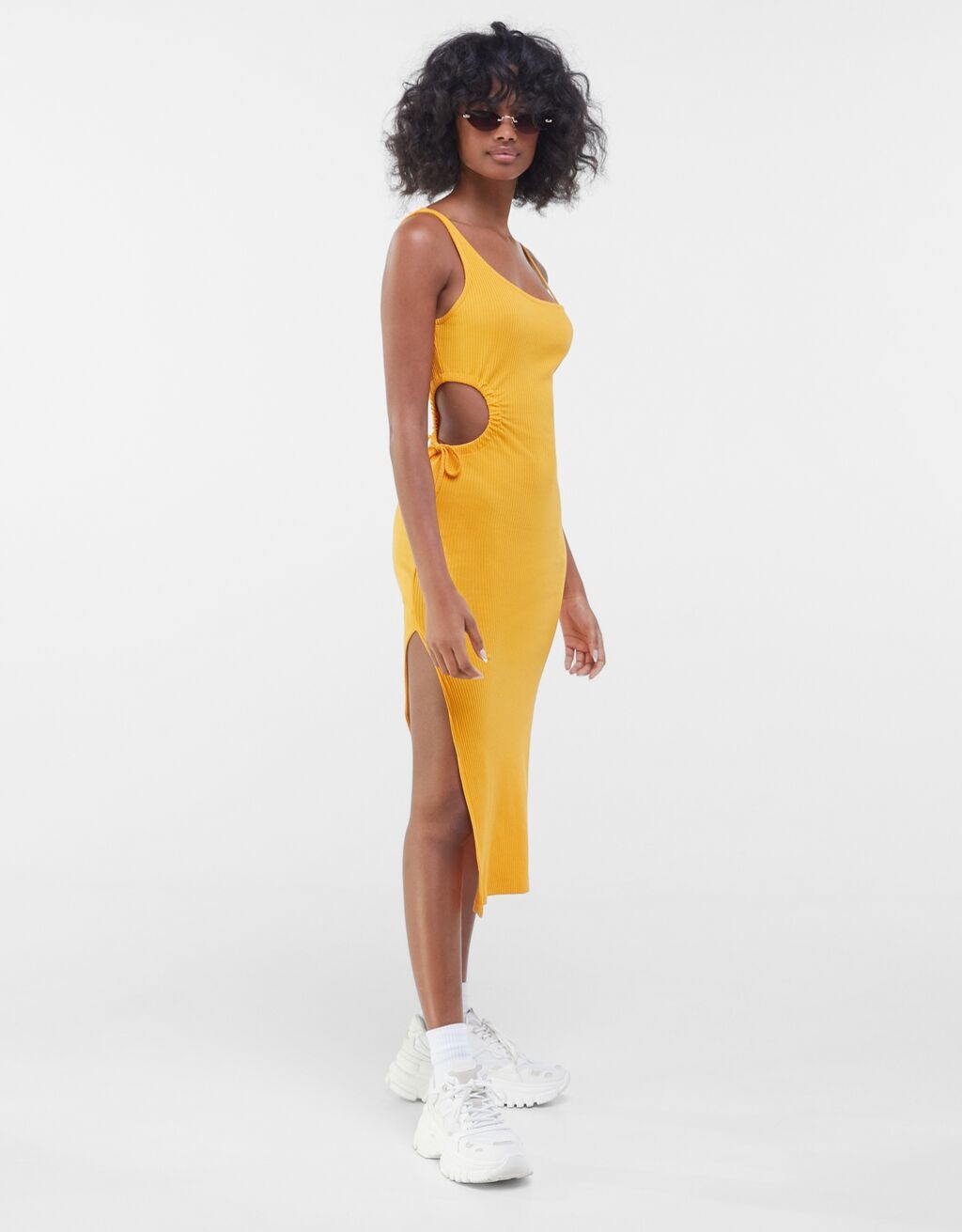 Xúng xính đón hè với thiết kế ôm sát - Ảnh 1