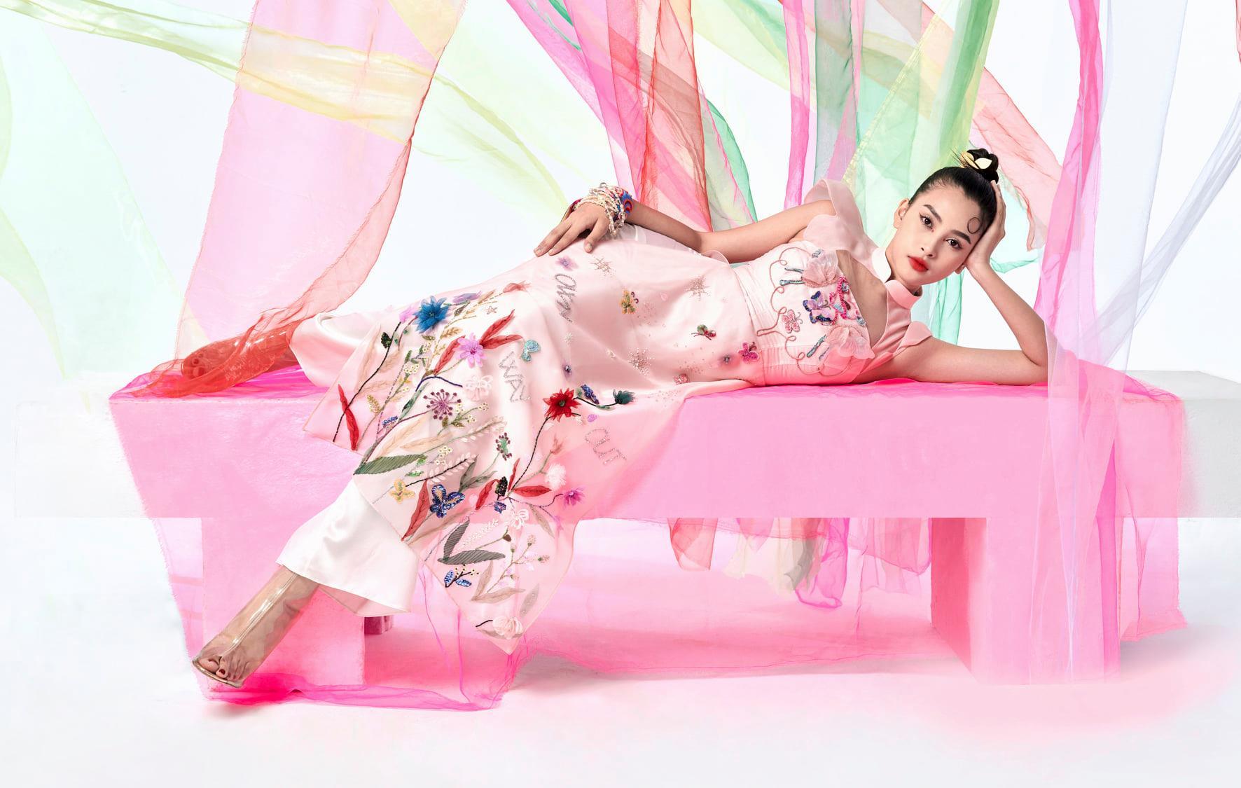 Hoa hậu Tiểu Vy hóa cánh bướm lộng lẫy trong bộ ảnh mới - Ảnh 1