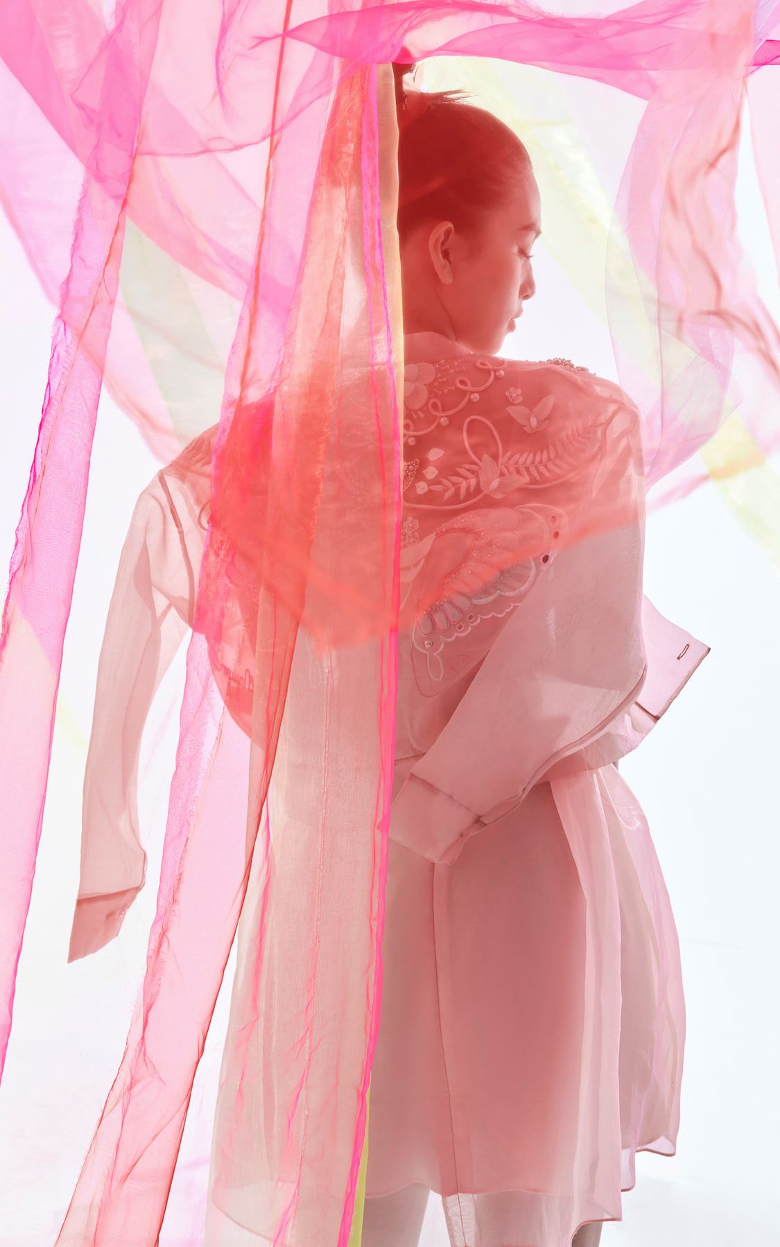 Hoa hậu Tiểu Vy hóa cánh bướm lộng lẫy trong bộ ảnh mới - Ảnh 6