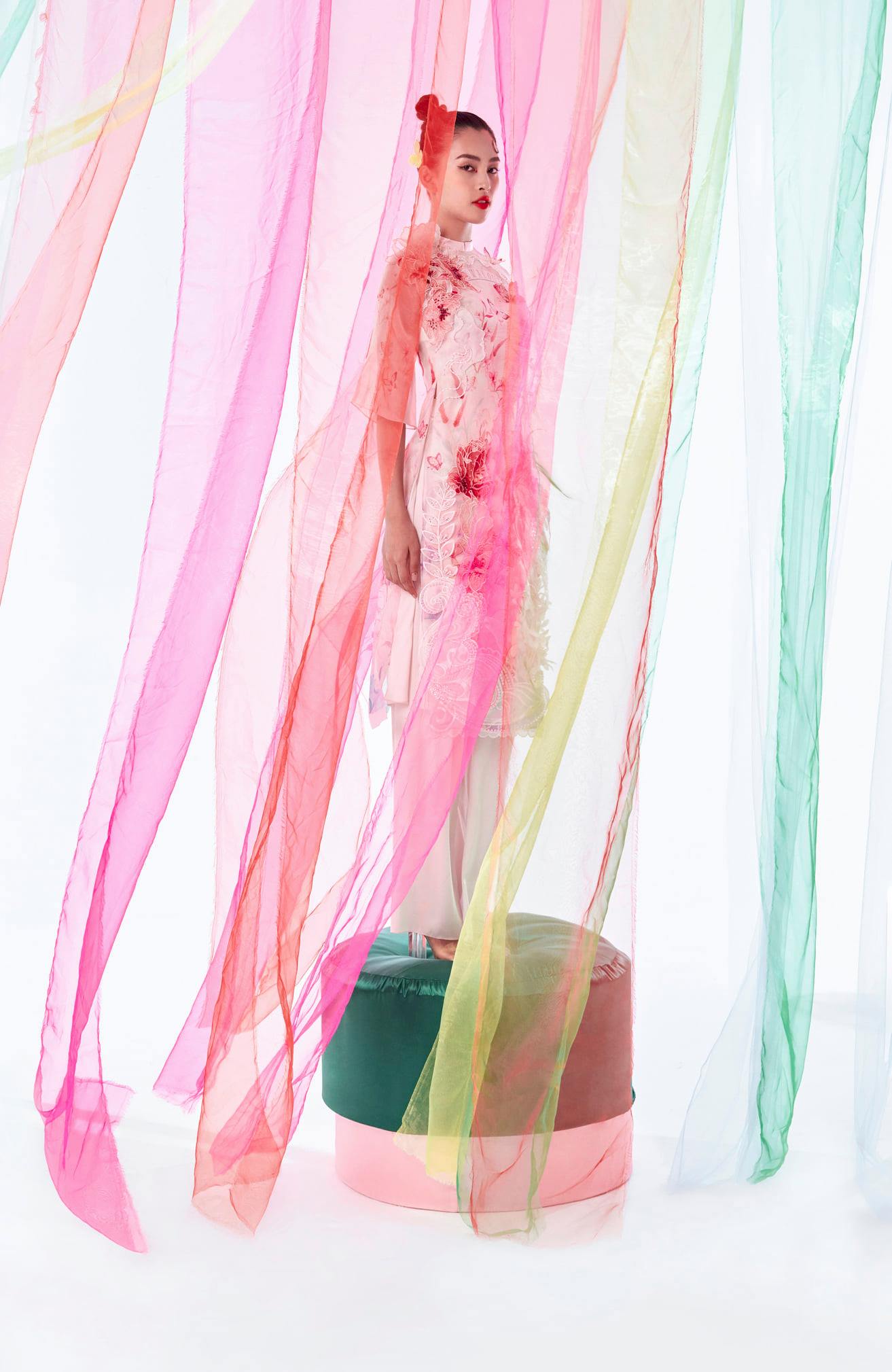 Hoa hậu Tiểu Vy hóa cánh bướm lộng lẫy trong bộ ảnh mới - Ảnh 7