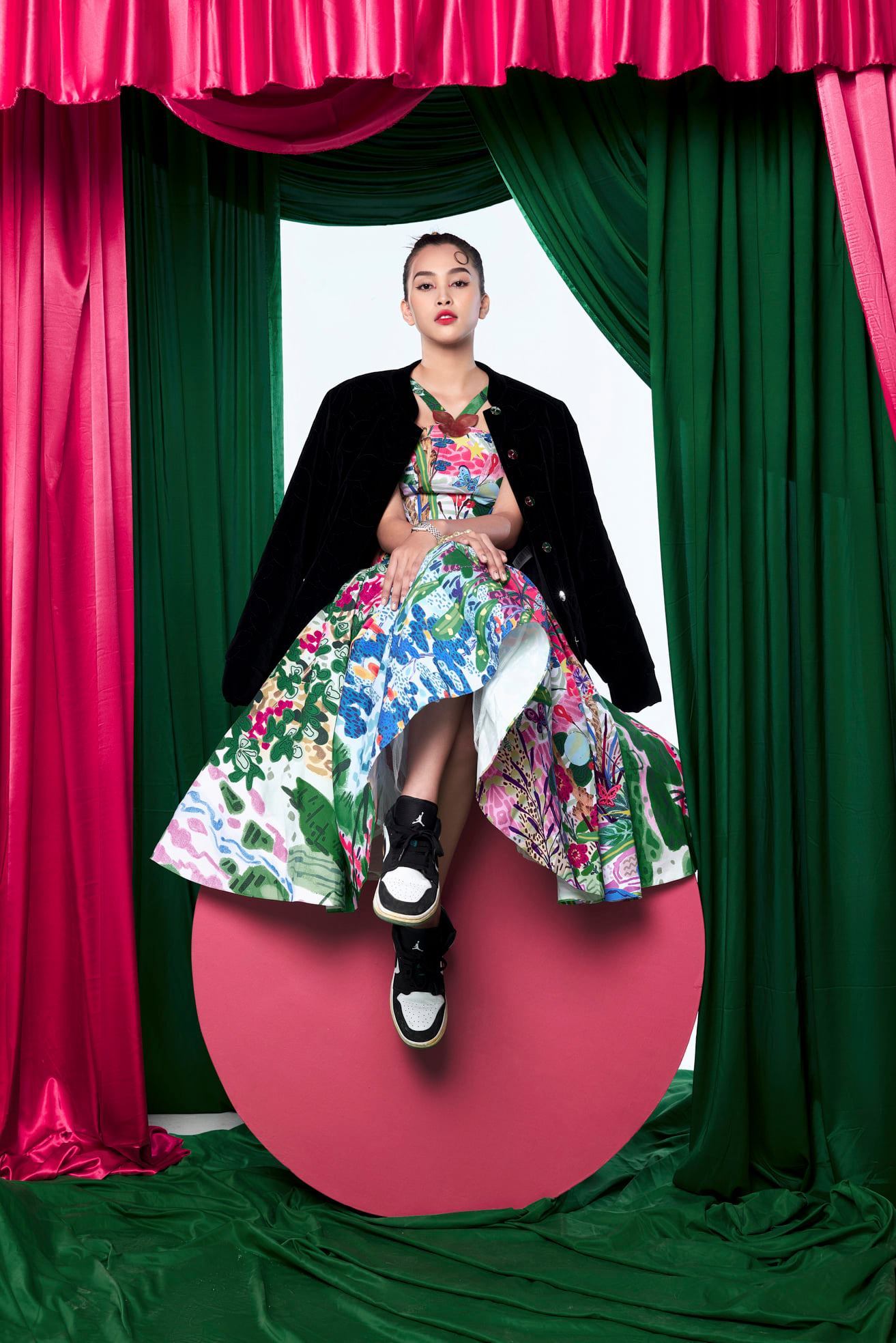 Hoa hậu Tiểu Vy hóa cánh bướm lộng lẫy trong bộ ảnh mới - Ảnh 10