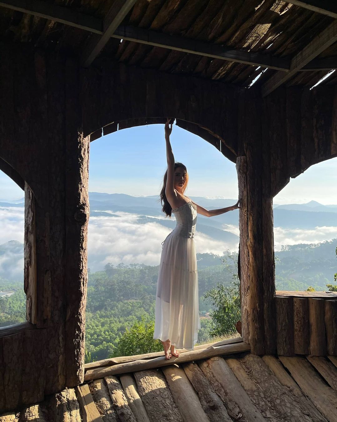 Ngọc Trinh diện váy trắng, đẹp tựa ‘thần tiên tỉ tỉ’ - Ảnh 4