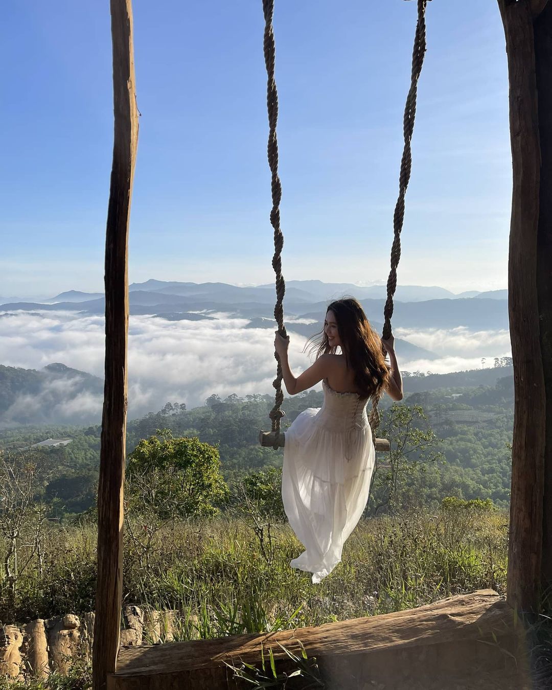 Ngọc Trinh diện váy trắng, đẹp tựa ‘thần tiên tỉ tỉ’ - Ảnh 3