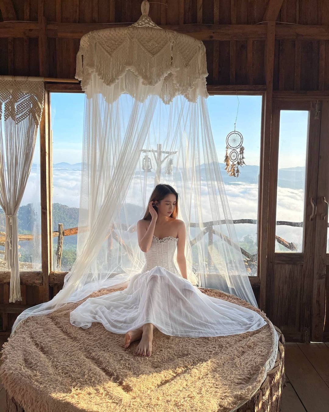 Ngọc Trinh diện váy trắng, đẹp tựa ‘thần tiên tỉ tỉ’ - Ảnh 2