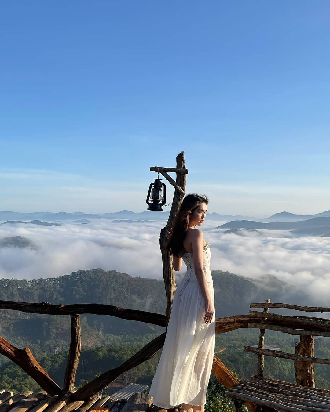 Ngọc Trinh diện váy trắng, đẹp tựa ‘thần tiên tỉ tỉ’ - Ảnh 1