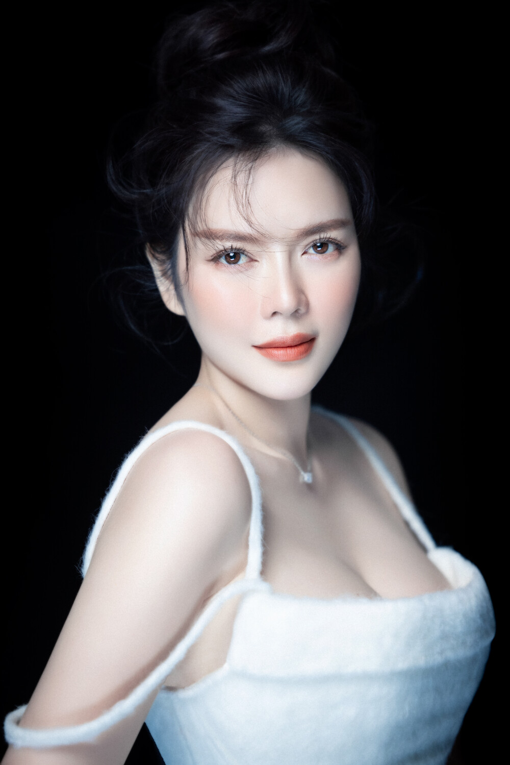 Lý Nhã Kỳ diện váy hai dây, chứng minh sắc vóc đẹp 'bất chấp tuổi tác' - Ảnh 2