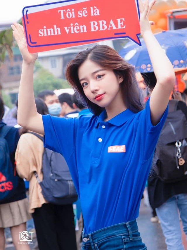 Xiêu lòng trước vẻ đẹp của hot girl 'tuyển sinh' - Ảnh 3