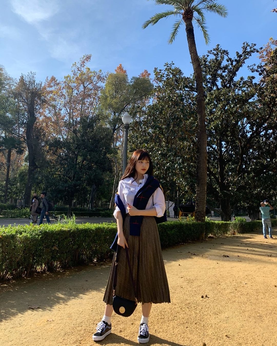 Học lỏm Joy (Red Velvet) cách diện chân váy không chỉ trẻ ra chục tuổi mà còn hack dáng đỉnh cao - Ảnh 7