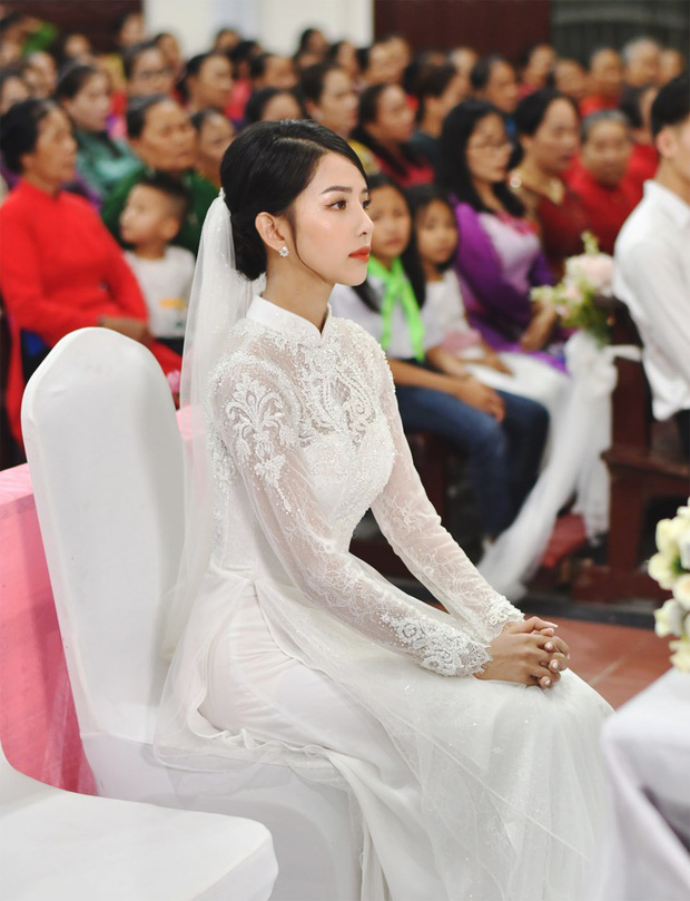 Chiếc áo dài cưới 'trong mơ' của vợ Phan Mạnh Quỳnh: Đính kết 8000 viên đá swarovski, thiết kế từ ren hoa 3D Pháp - Ảnh 4 Chiếc áo dài cưới 'trong mơ' của vợ Phan Mạnh Quỳnh: Đính kết 8000 viên đá swarovski, thiết kế từ ren hoa 3D Pháp - Ảnh 4