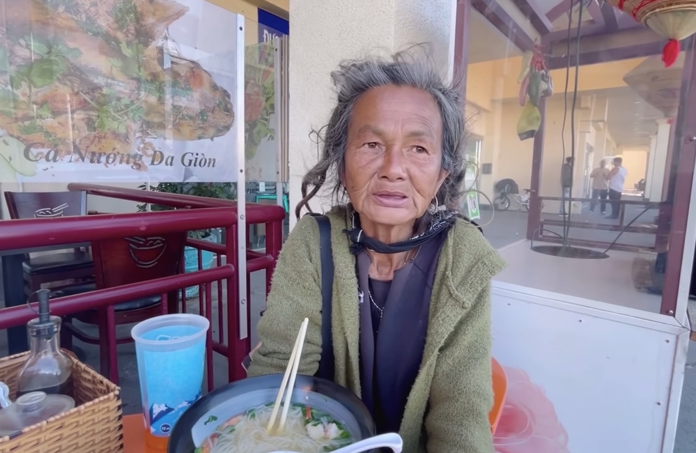 Mẹ Kim Ngân thường xuyên đưa con về nhà, nhưng khâu lâu con gái lại 'ngựa quen đường cũ'. Ảnh chụp màn hình