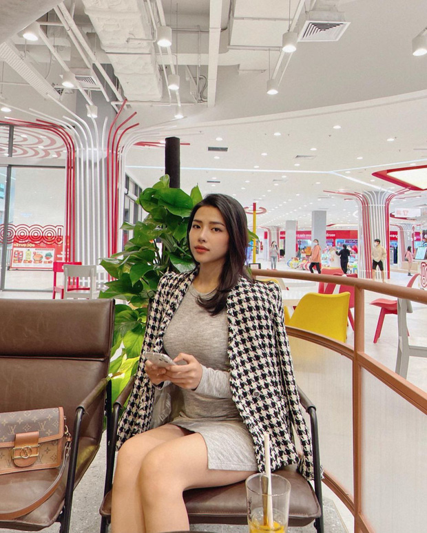 Bóc loạt 'xì tai' siêu xịn xò của bà xã Phan Mạnh Quỳnh: dân chơi hệ đồ hiệu, váy áo diện hoài không hết - Ảnh 7 Bóc loạt 'xì tai' siêu xịn xò của bà xã Phan Mạnh Quỳnh: dân chơi hệ đồ hiệu, váy áo diện hoài không hết - Ảnh 7