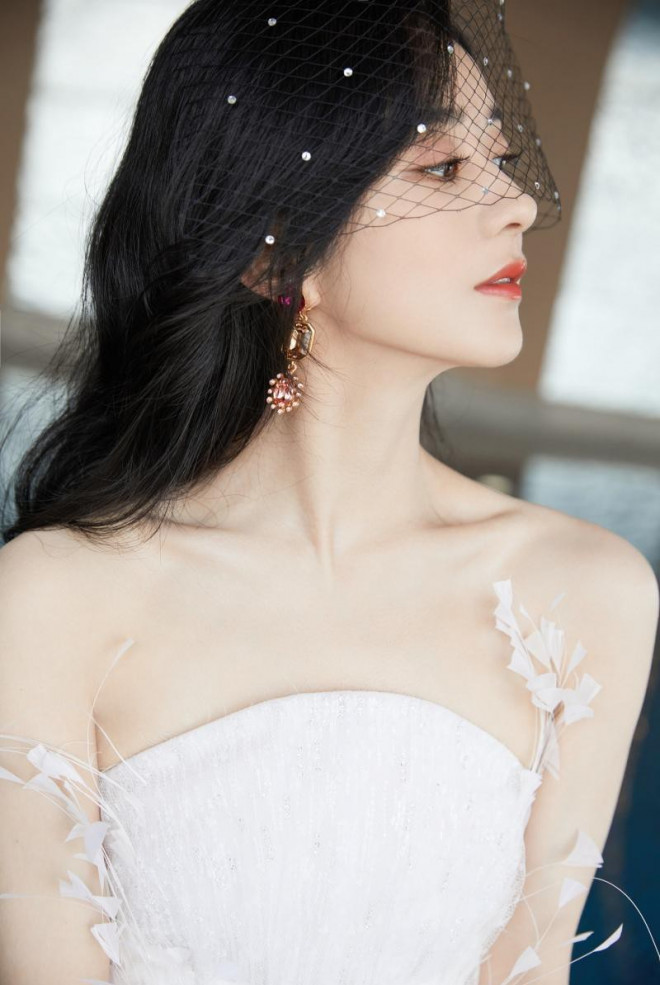 Diện váy ngắn dòng Haute Couture dự sự kiện, Triệu Lệ Dĩnh 'gây sốt' với viasual đỉnh của chóp - Ảnh 1 Diện váy ngắn dòng Haute Couture dự sự kiện, Triệu Lệ Dĩnh 'gây sốt' với viasual đỉnh của chóp - Ảnh 1