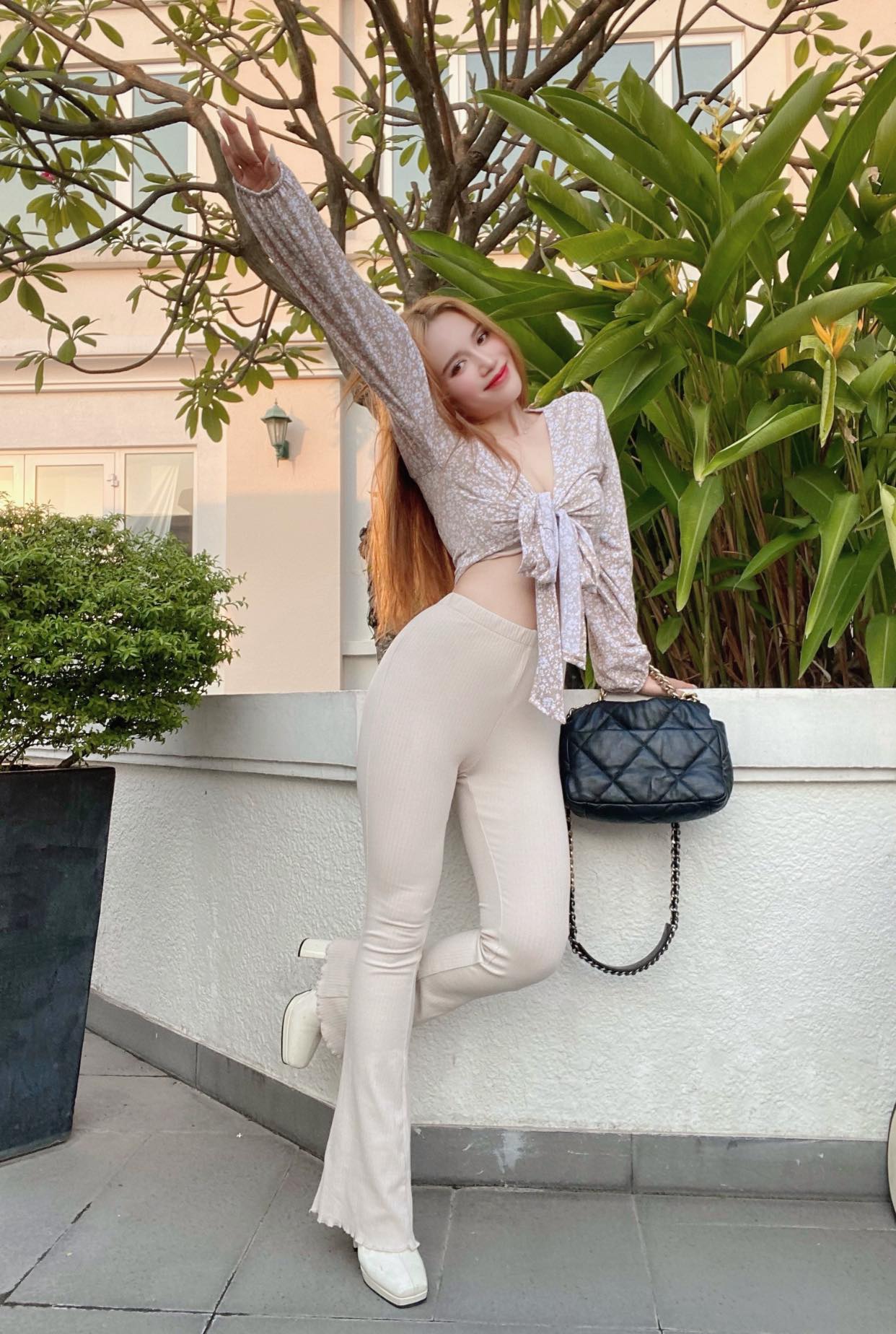 Thời trao sao Việt tuần qua: Ngọc Trinh hóa 'gái ngoan', Thanh Hằng sang chảnh với váy áo vải tweed - Ảnh 5