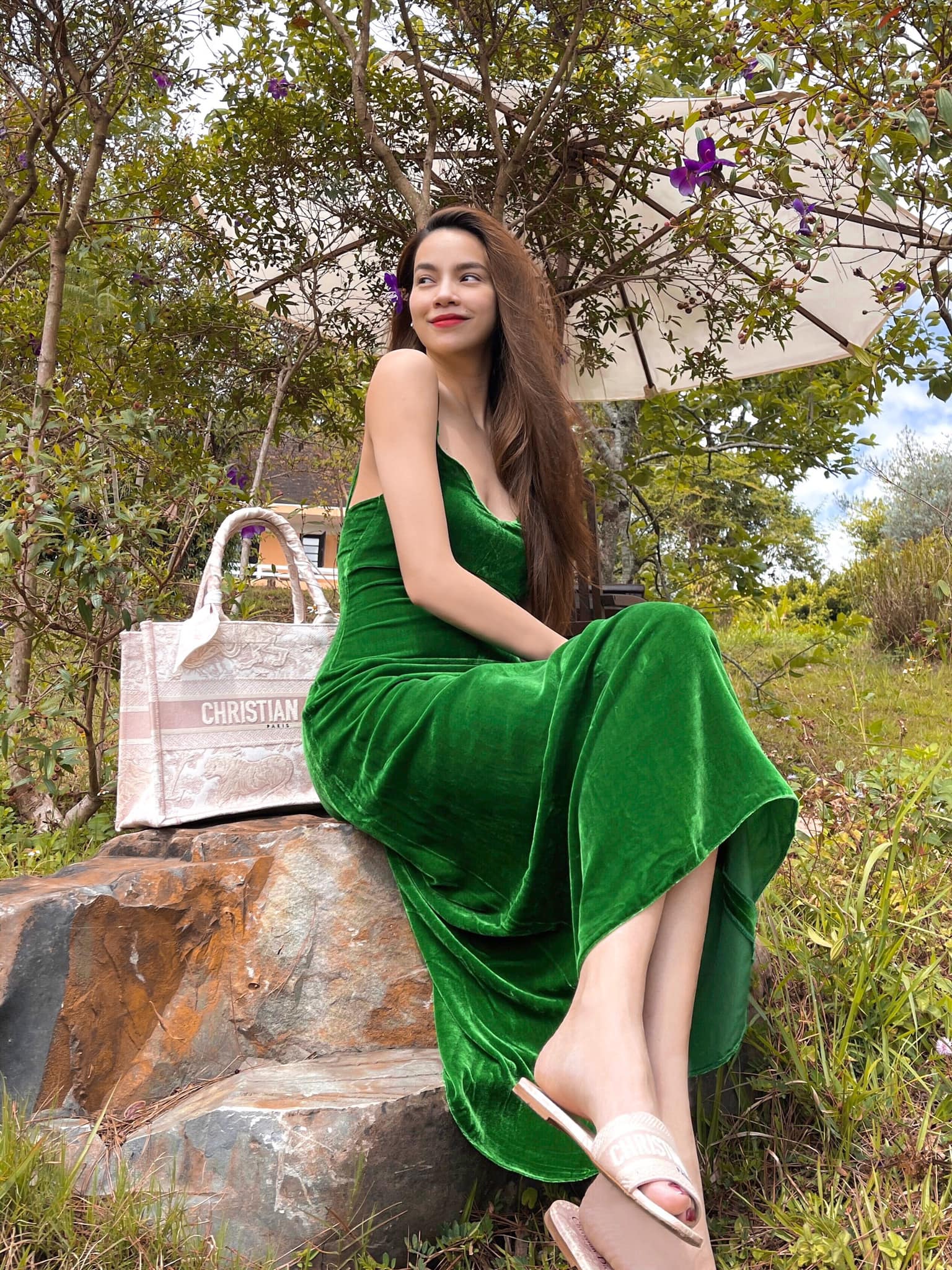 Thời trao sao Việt tuần qua: Ngọc Trinh hóa 'gái ngoan', Thanh Hằng sang chảnh với váy áo vải tweed - Ảnh 3