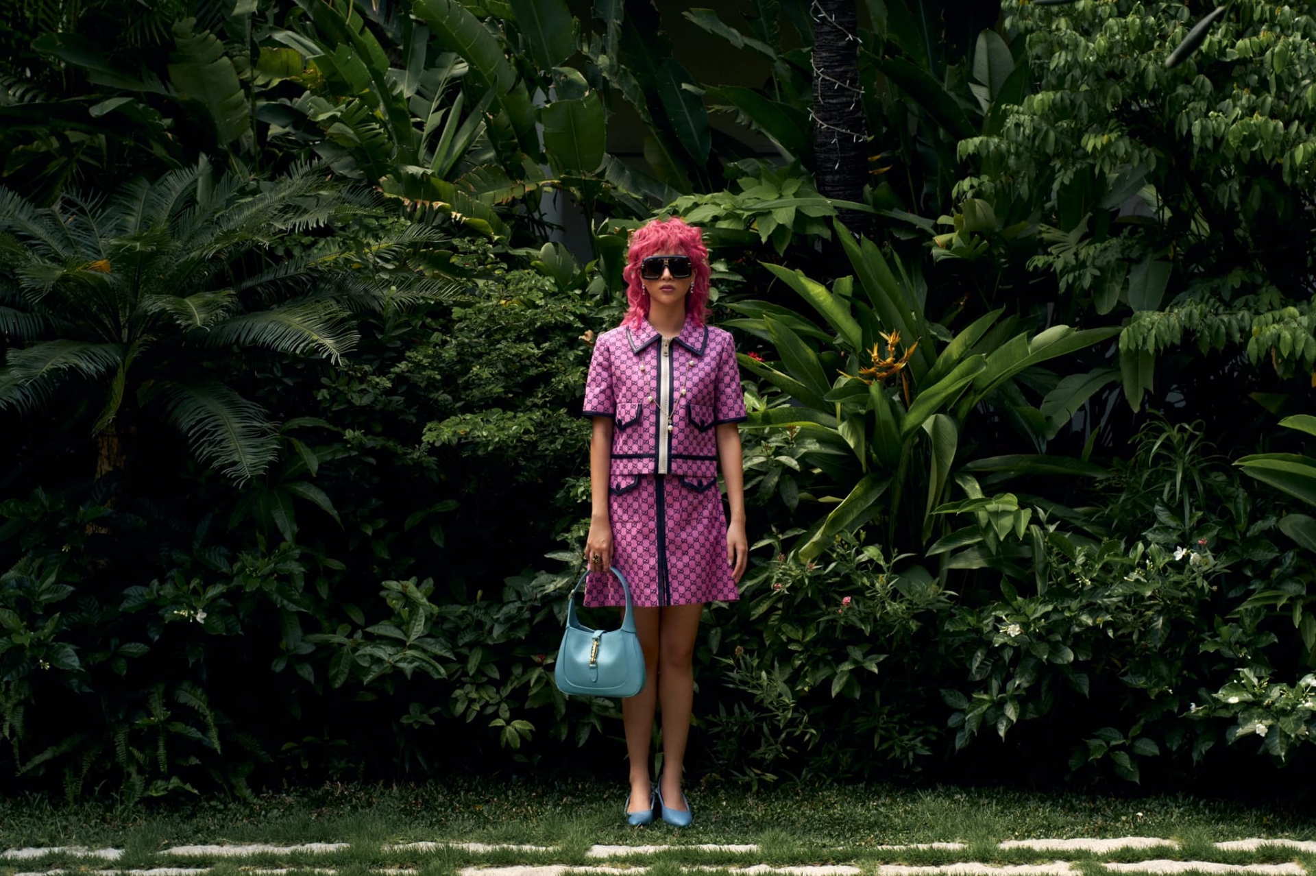 Thời trao sao Việt tuần qua: Ngọc Trinh hóa 'gái ngoan', Thanh Hằng sang chảnh với váy áo vải tweed - Ảnh 9