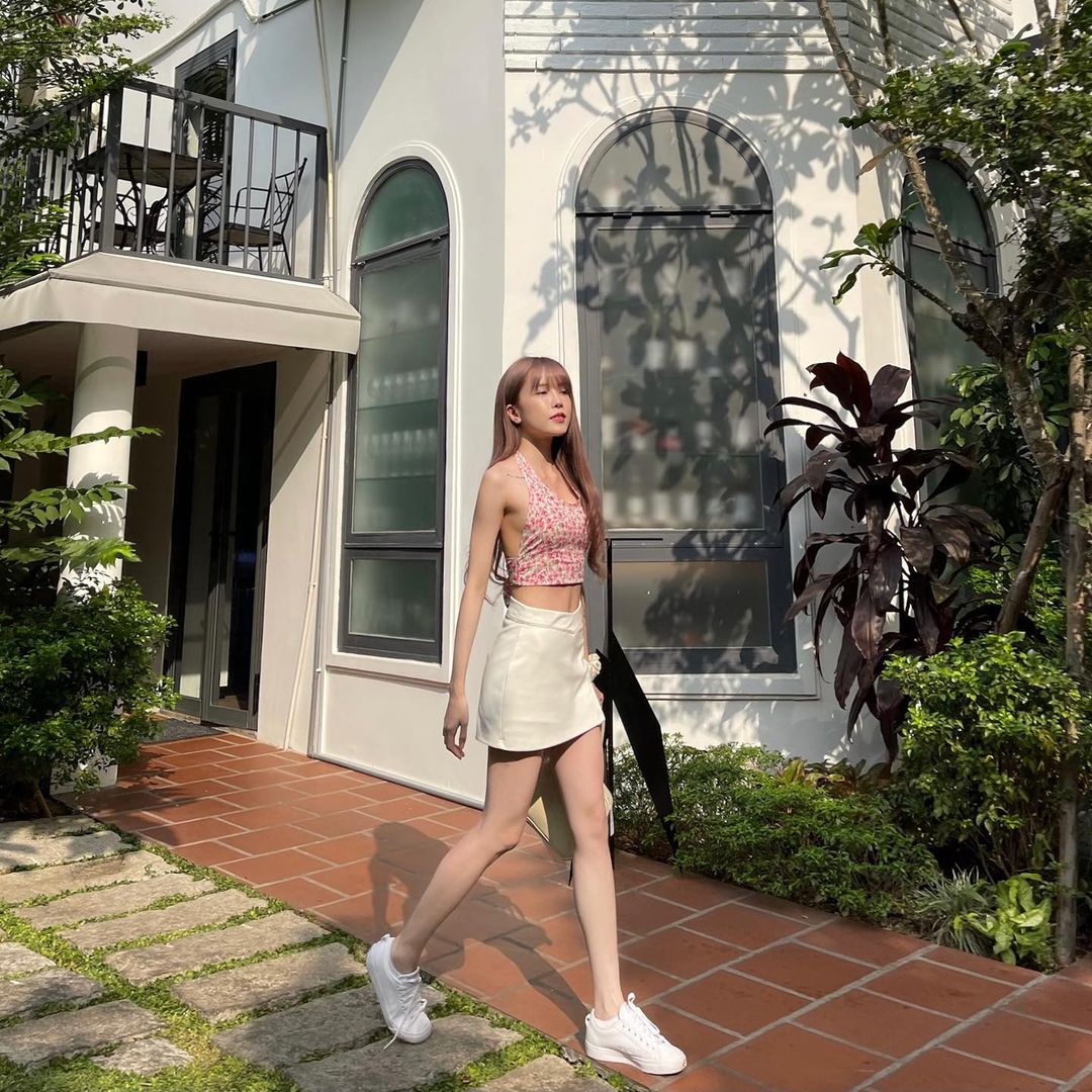 Thiều Bảo Trâm diện áo hai dây, khoe lưng đẹp eo thon - Ảnh 8 Thiều Bảo Trâm diện áo hai dây, khoe lưng đẹp eo thon - Ảnh 8