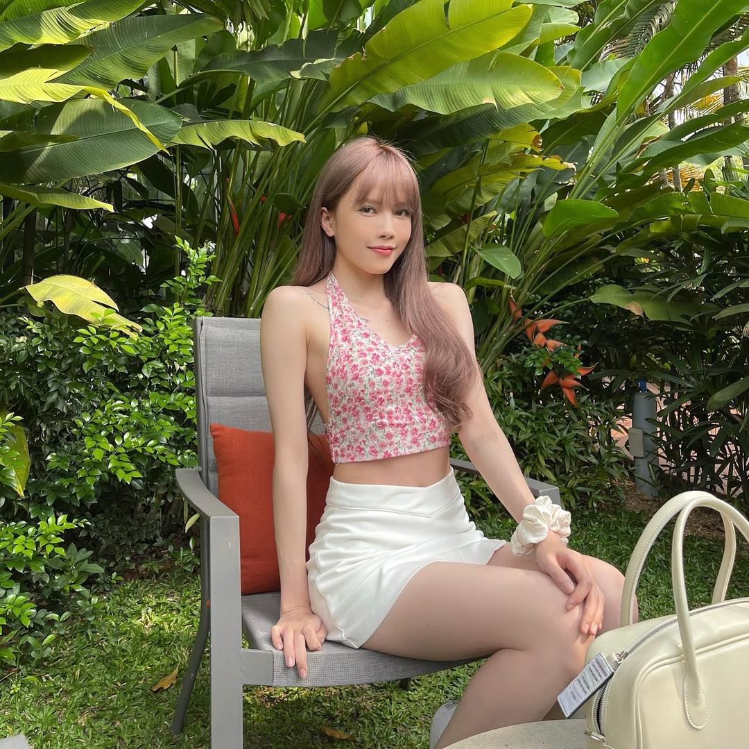 Thiều Bảo Trâm diện áo hai dây, khoe lưng đẹp eo thon - Ảnh 6 Thiều Bảo Trâm diện áo hai dây, khoe lưng đẹp eo thon - Ảnh 6