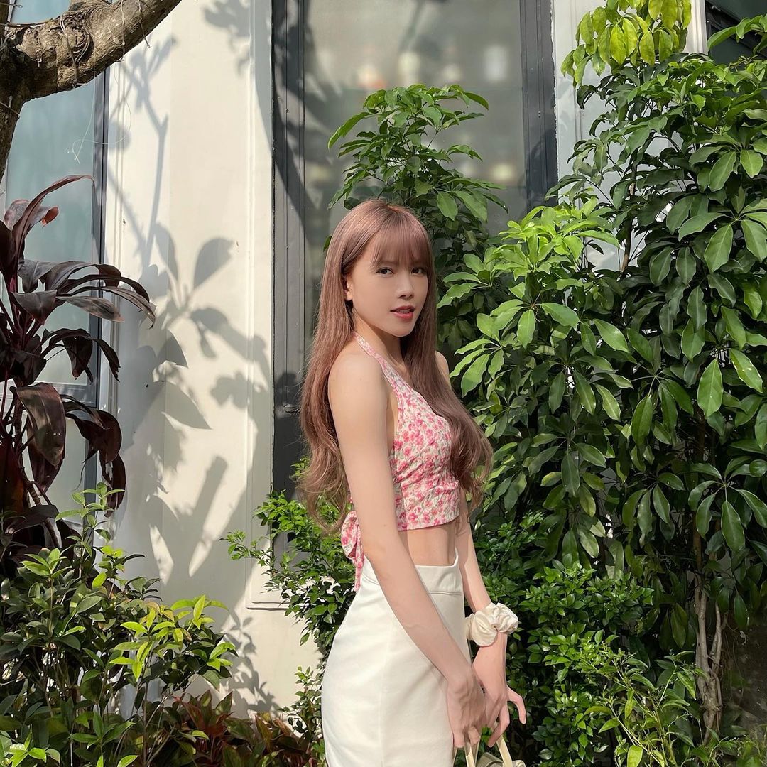 Thiều Bảo Trâm diện áo hai dây, khoe lưng đẹp eo thon - Ảnh 4 Thiều Bảo Trâm diện áo hai dây, khoe lưng đẹp eo thon - Ảnh 4