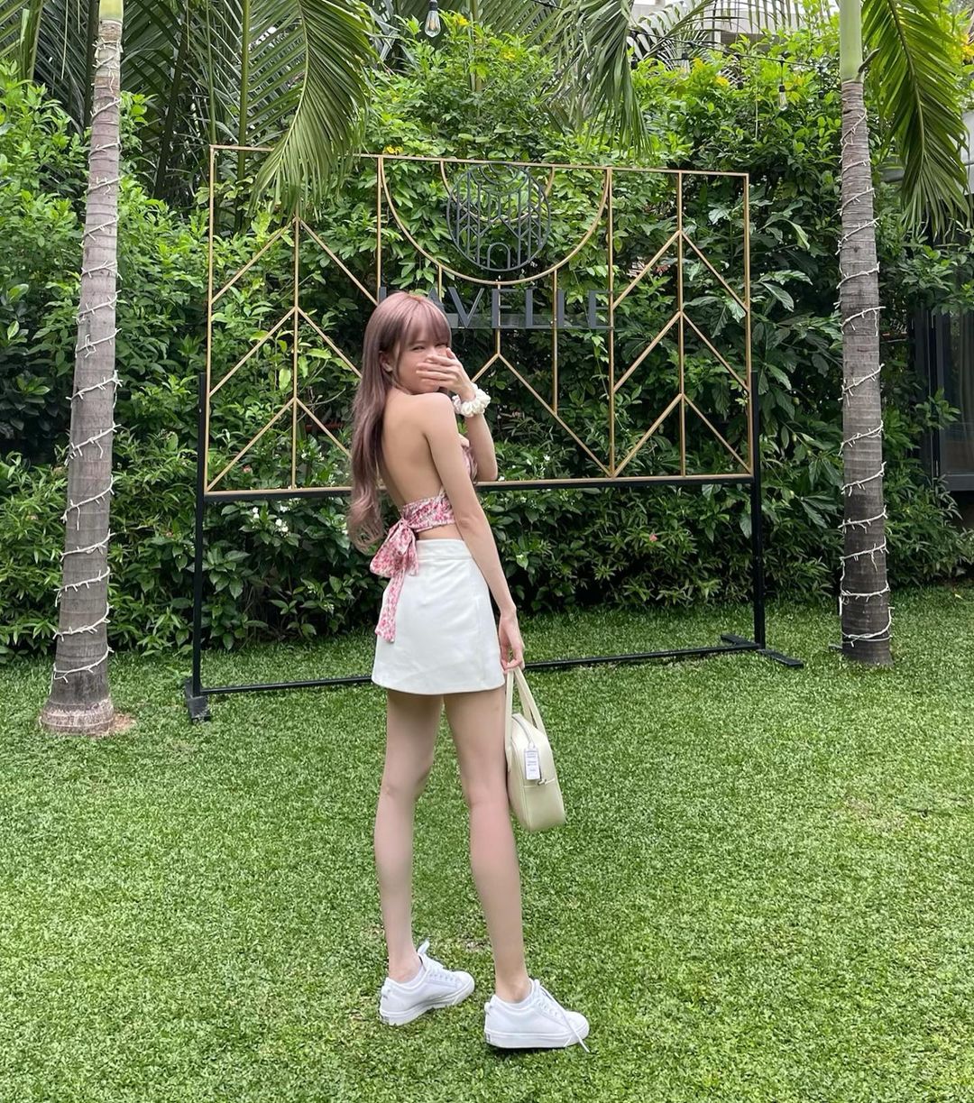 Thiều Bảo Trâm diện áo hai dây, khoe lưng đẹp eo thon - Ảnh 3 Thiều Bảo Trâm diện áo hai dây, khoe lưng đẹp eo thon - Ảnh 3