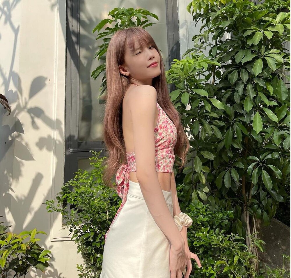 Thiều Bảo Trâm diện áo hai dây, khoe lưng đẹp eo thon - Ảnh 1 Thiều Bảo Trâm diện áo hai dây, khoe lưng đẹp eo thon - Ảnh 1