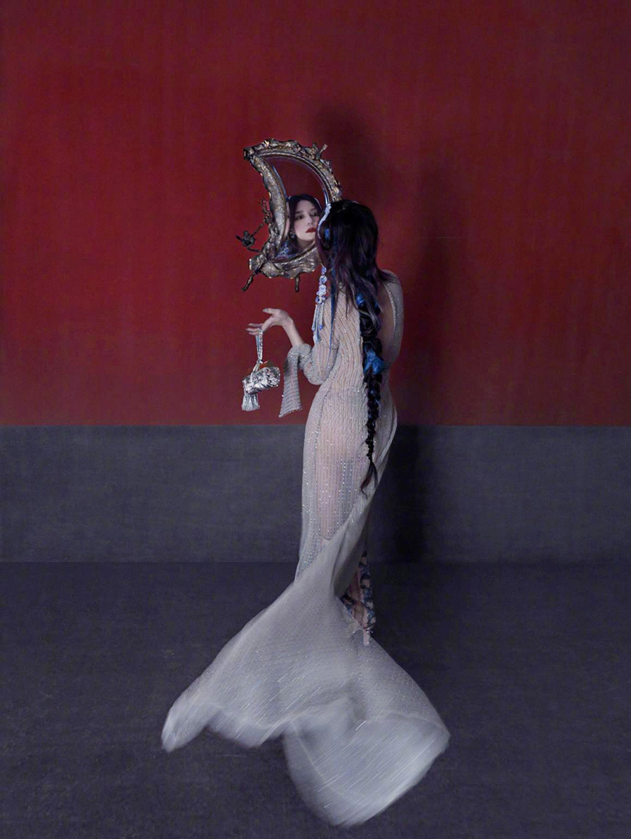 Triệu Vy ‘bóp nghẹt’ trái tim dân tình trong thiết kế xuyên thấu - Ảnh 2