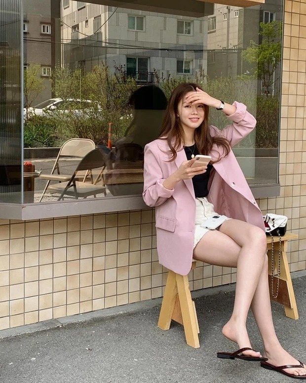 Hè đến: Đi dép vẫn xinh hết nấc với công thức mix đồ chuẩn Hàn sau đây - Ảnh 5 Hè đến: Đi dép vẫn xinh hết nấc với công thức mix đồ chuẩn Hàn sau đây - Ảnh 5