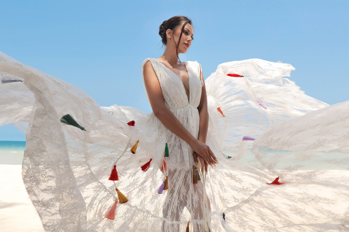 Á hậu Kim Duyên khoe 'tuyệt tác đường cong', chị em ghim luôn loạt trang phục đi biển - Ảnh 8